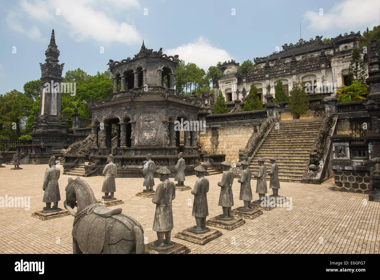 Khai Dinh Salutation Corte dei guerrieri di terracotta di Hue Vietnam Foto Stock