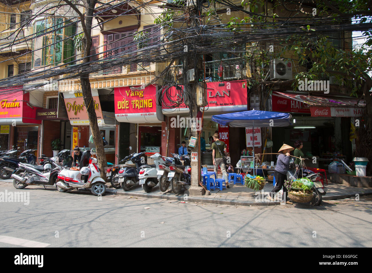 Tangled i fili elettrici presenti nella città di Hanoi, Vietnam Foto Stock