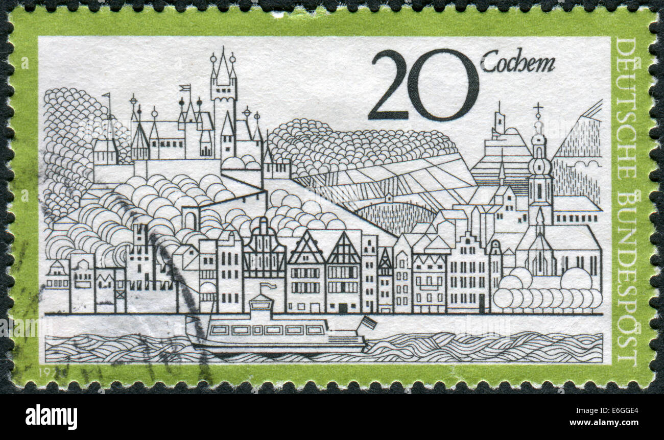Germania - circa 1970: francobollo stampato in Germania, mostra una vista di Cochem e sul fiume Mosella, circa 1970 Foto Stock
