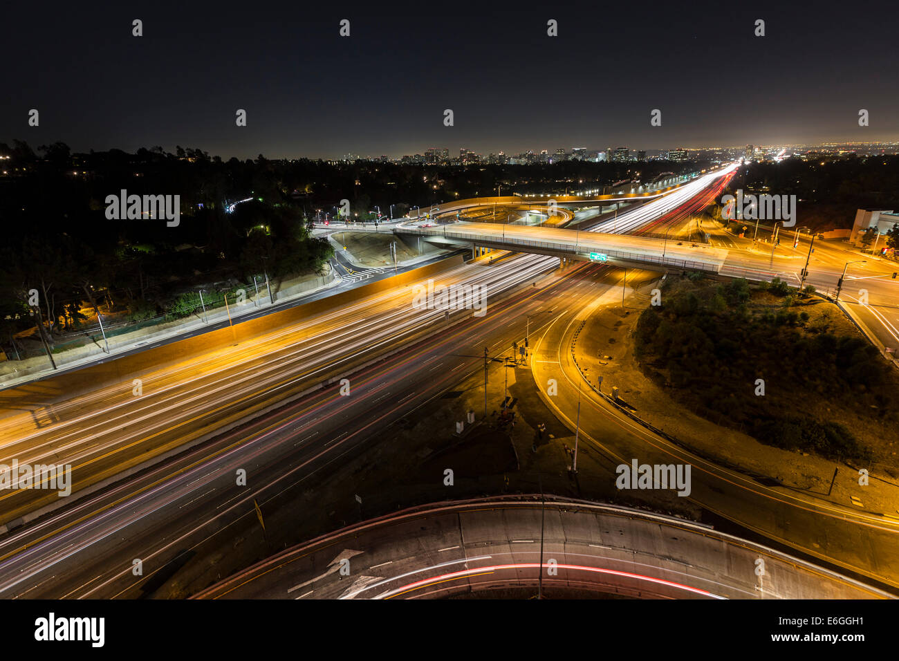 Sunset Blvd rampe e il San Diego Freeway 405 in direzione di notte a Los Angeles, California. Foto Stock