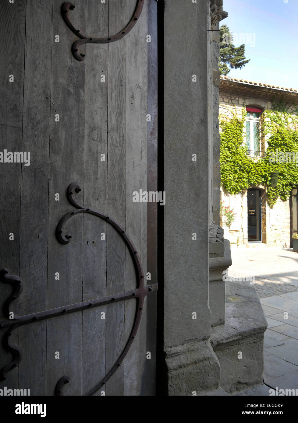 Pesanti porte di quercia nella Basilica di Saint-Nazaire, città di Carcassonne, Languedoc-Roussillon, Aude, Francia Foto Stock