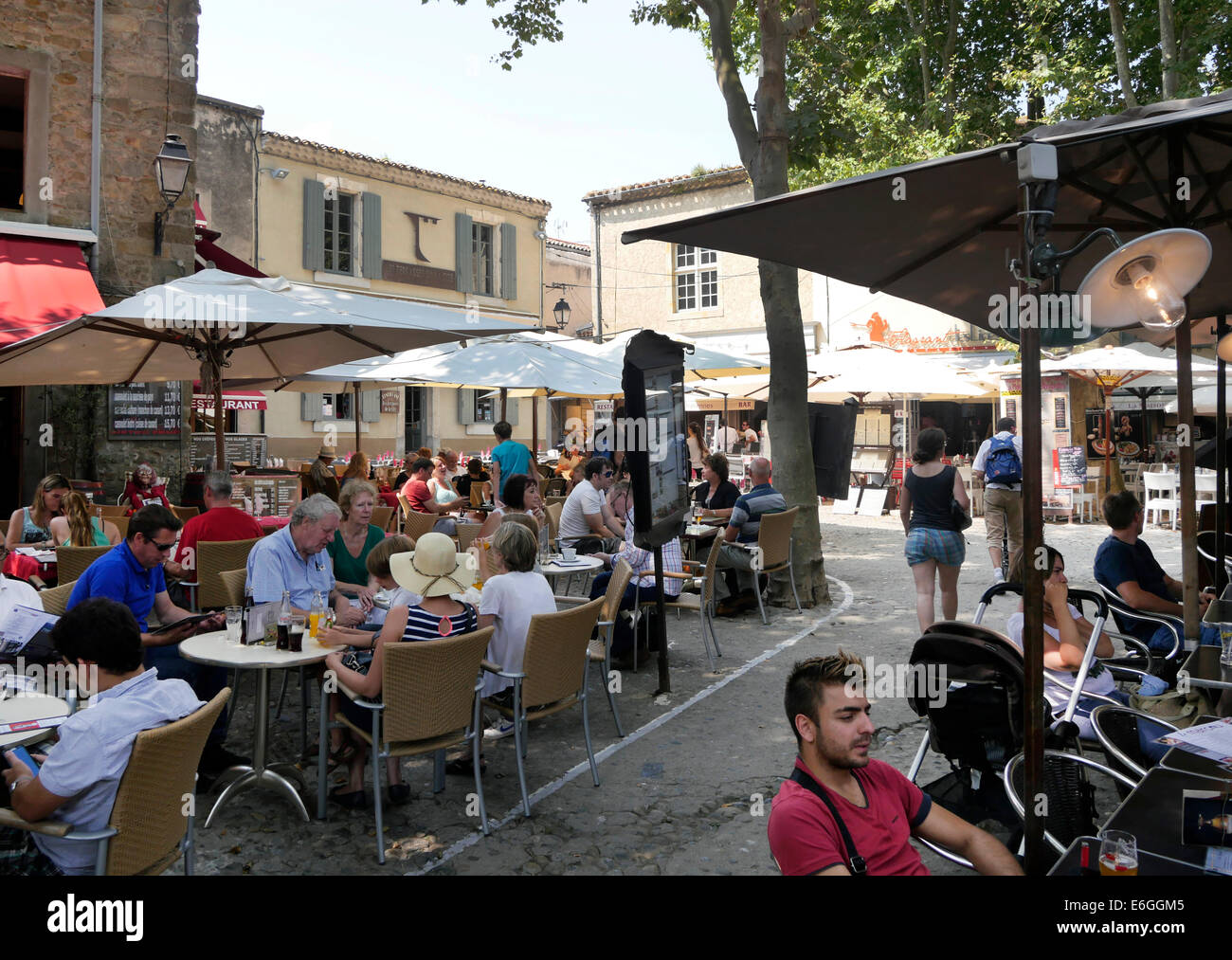 Caffè in piazza a pranzo, Carcassonne, Francesca Foto Stock