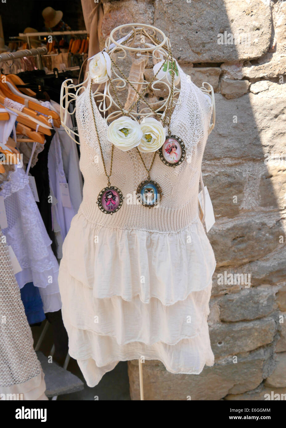 Abito bianco e fiori - outdoor womens fashions, Carcassonne, Francia Foto Stock