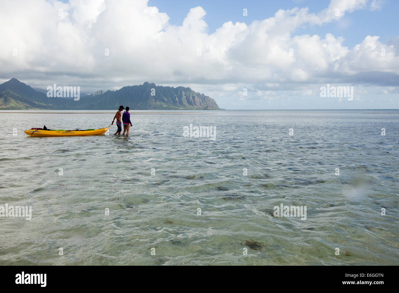 Kaneohe Sandbar, attraversando il sandbar di Kipapa Isola a piedi Kayak Foto Stock