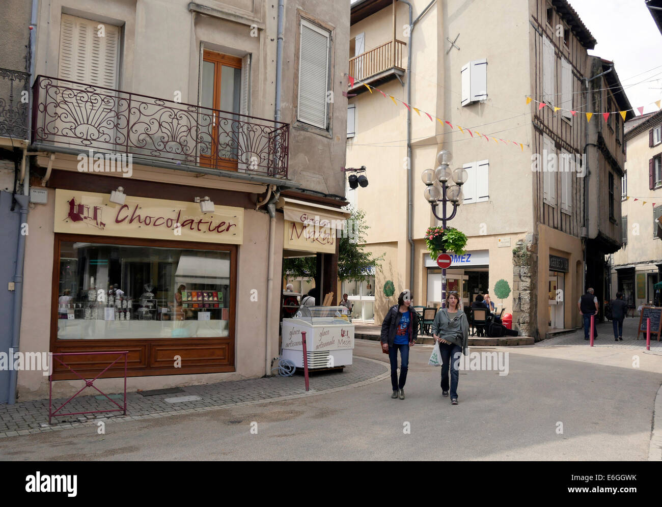 Strada pedonale con amanti dello shopping nel centro della città di Foix, Ariège, Francia Foto Stock