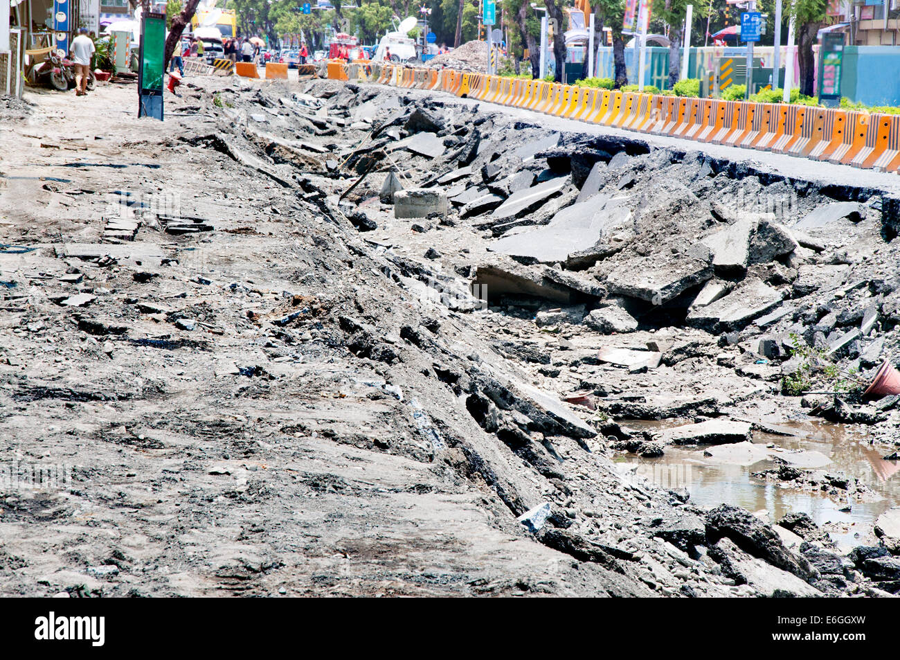 La rottura della strada dopo il terremoto, uragano Foto Stock