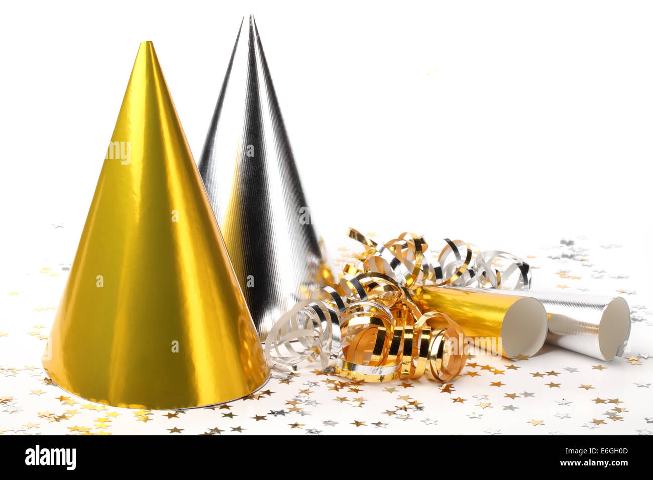 Parte cappelli,streamer di carta ed i coriandoli su sfondo bianco Foto Stock