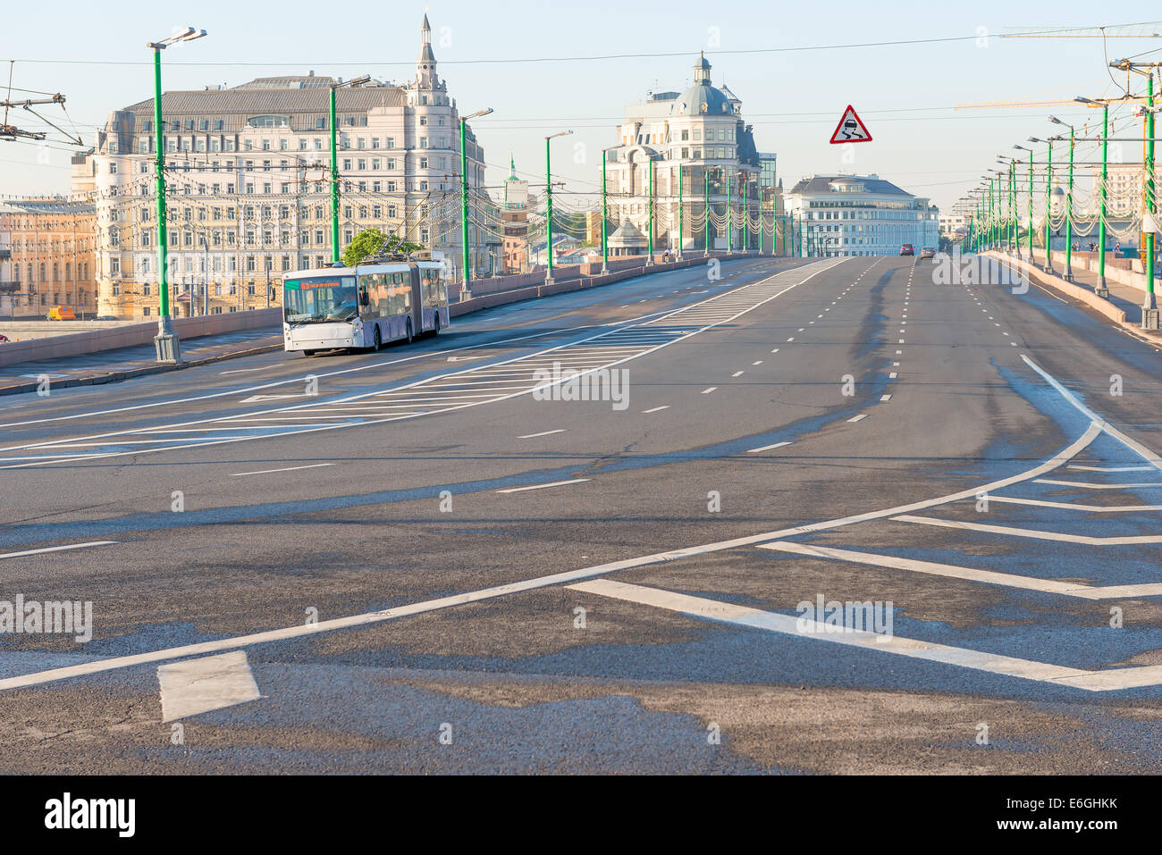 Autostrada vuota nel centro della città e il Lone carrello Foto Stock
