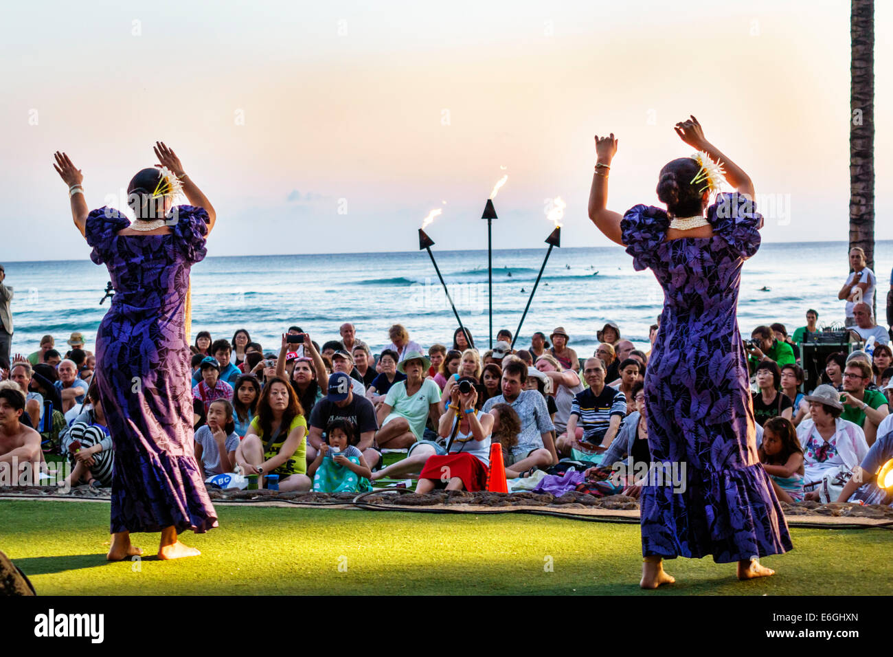 Hawaii,Hawaiian,Honolulu,Waikiki Beach,Kuhio Beach Park,Hyatt Regency Hula Show,pubblico gratuito,Oceano Pacifico,donne donne donna,ballerino,torcia,lit,USA,Stati Uniti Foto Stock