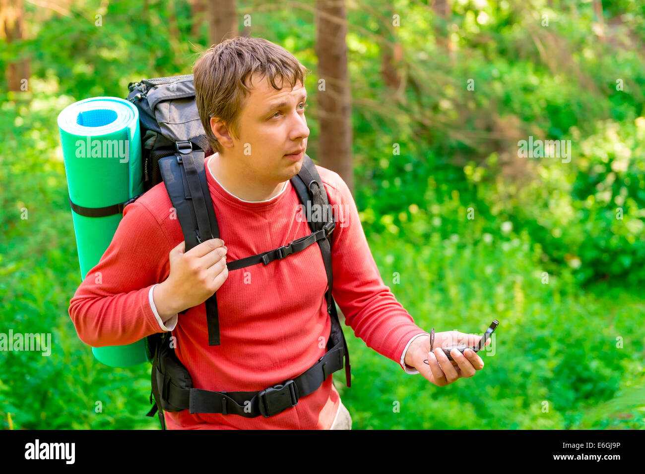 Un turista perso in una escursione con bussola Foto Stock