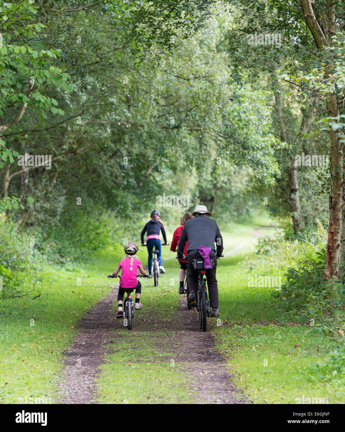 Famiglia Escursioni in bicicletta nella Valle Consall popolare con i turisti in Staffordshire Foto Stock