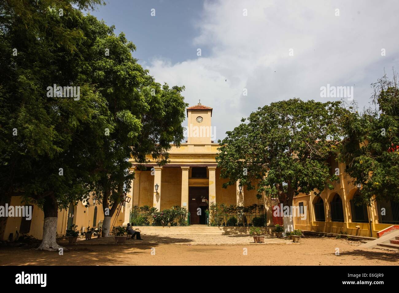 Dakar. Il 22 agosto, 2014. Foto scattata su agosto 22, 2014 mostra il Charles Borromee chiesa sull isola di Goree, tre chilometri a est di Dakar, capitale del Senegal. Isola di Goree, rinomata per il suo commercio atlantico dello schiavo della storia, è una delle destinazioni più popolari per i turisti in Senegal. © Li Jing/Xinhua/Alamy Live News Foto Stock