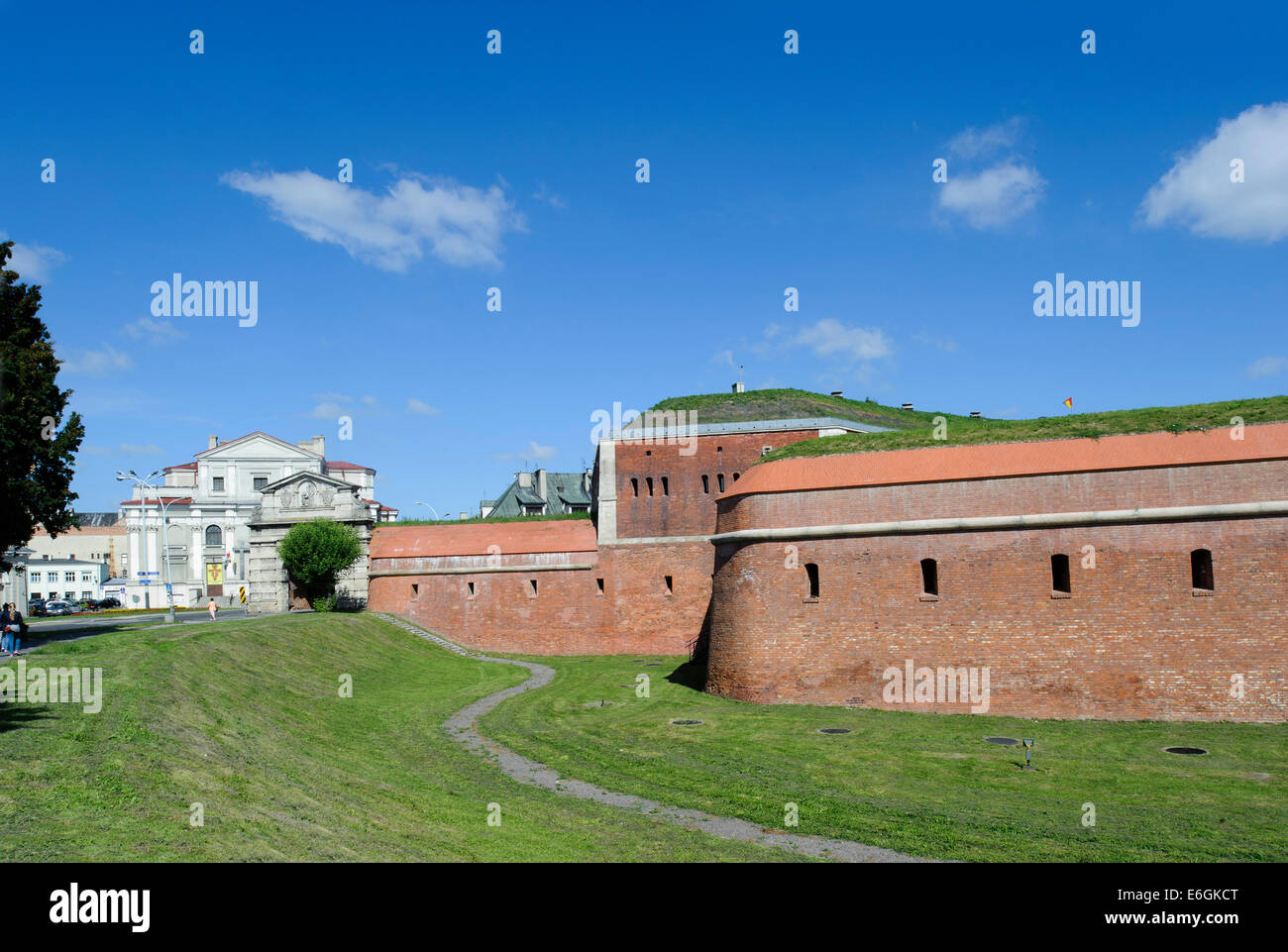 Chiesa dei Francescani e city gate in Zamosc, Polonia, Europa, dall'UNESCO patrimonio dell'umanità Foto Stock