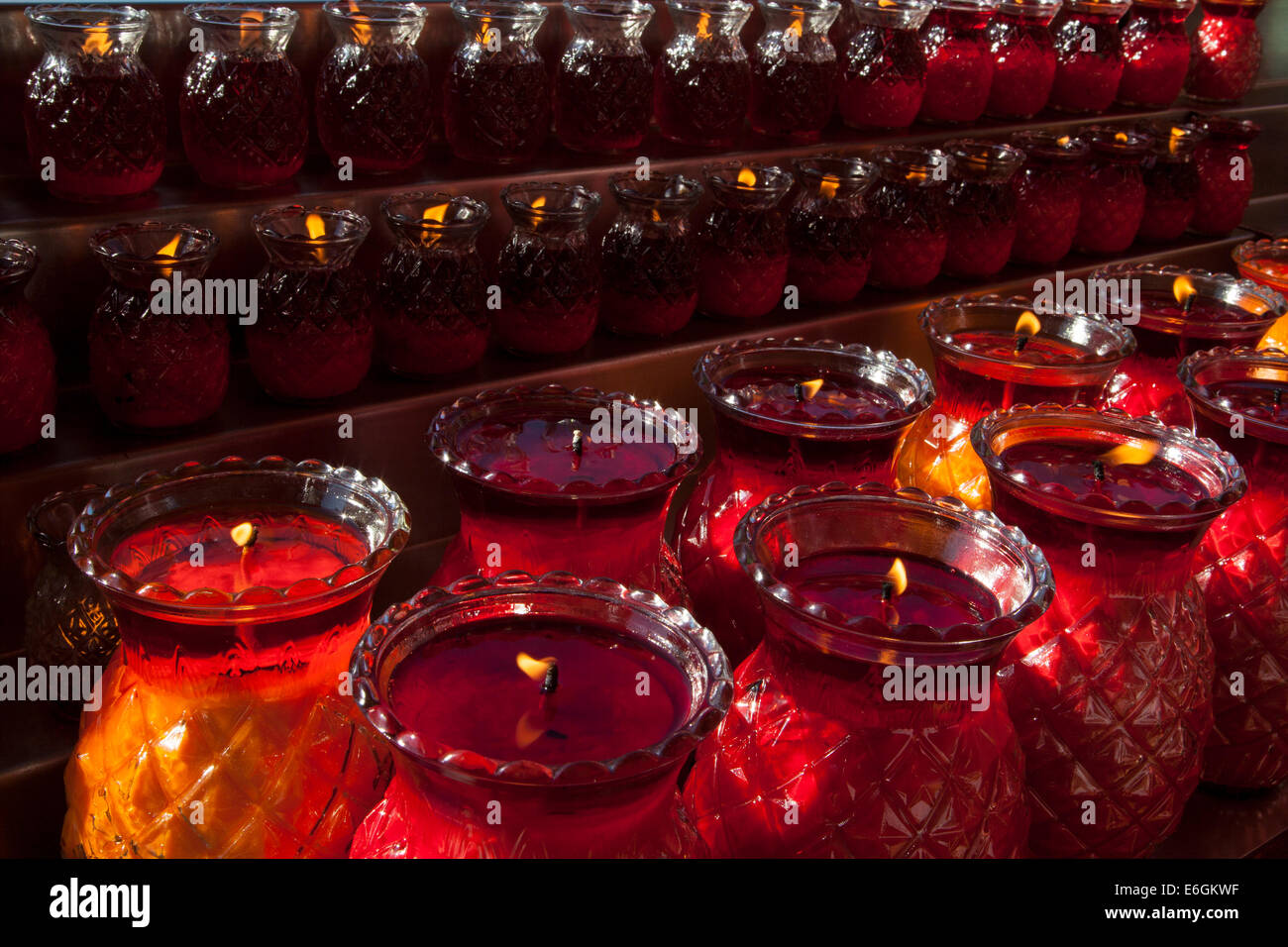 Candele accese, Hsi Lai Buddist temple, Hacienda Heights, CALIFORNIA, STATI UNITI D'AMERICA Foto Stock