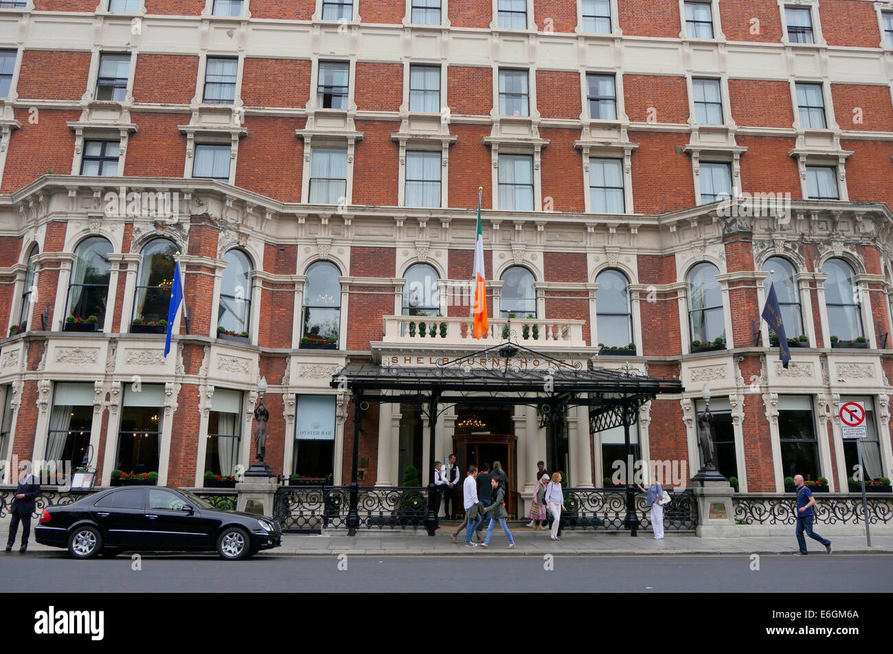 Ingresso anteriore per il Shelbourne Hotel, St Stephans verde, Dublino Irlanda Foto Stock