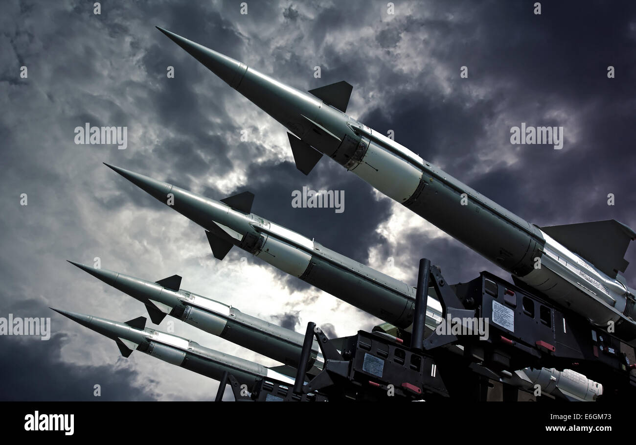Missili contraerei sul launcher contro il cielo drammatico. Foto Stock