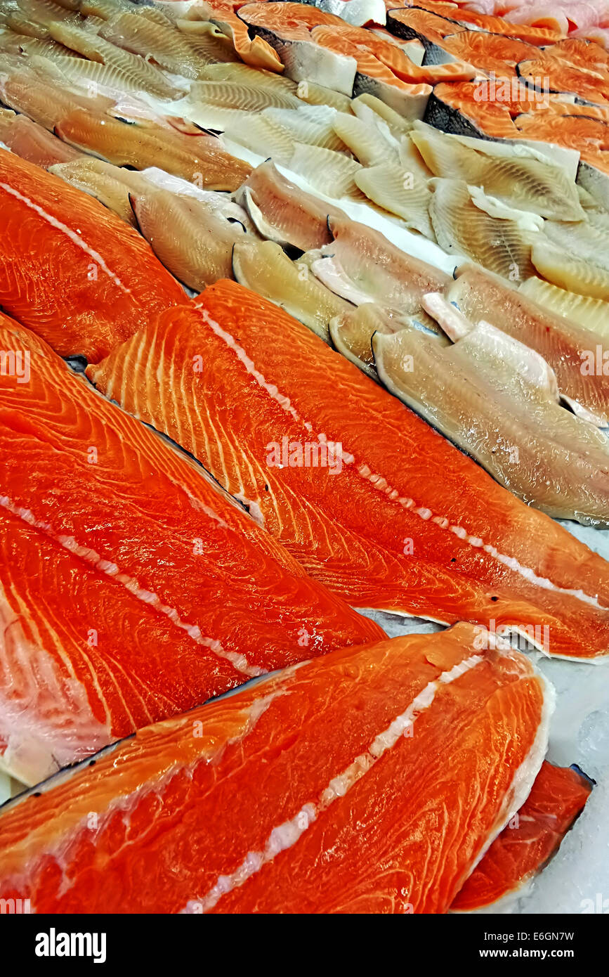 Pesce fresco filetto esposto per la vendita sul mercato. Foto Stock
