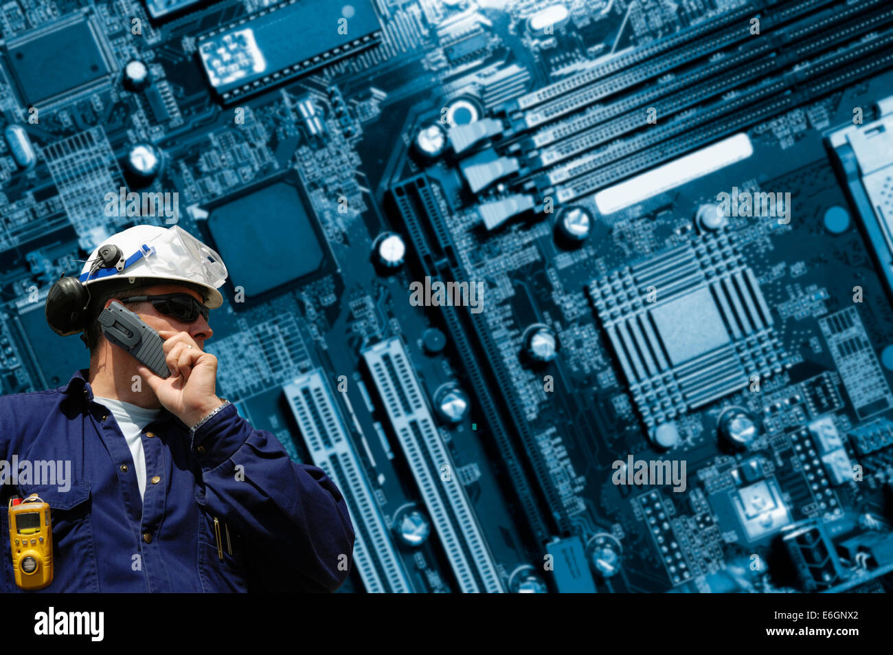 Civile-ingegnere, lavoratore wit grande circuito del computer di bordo. Foto Stock