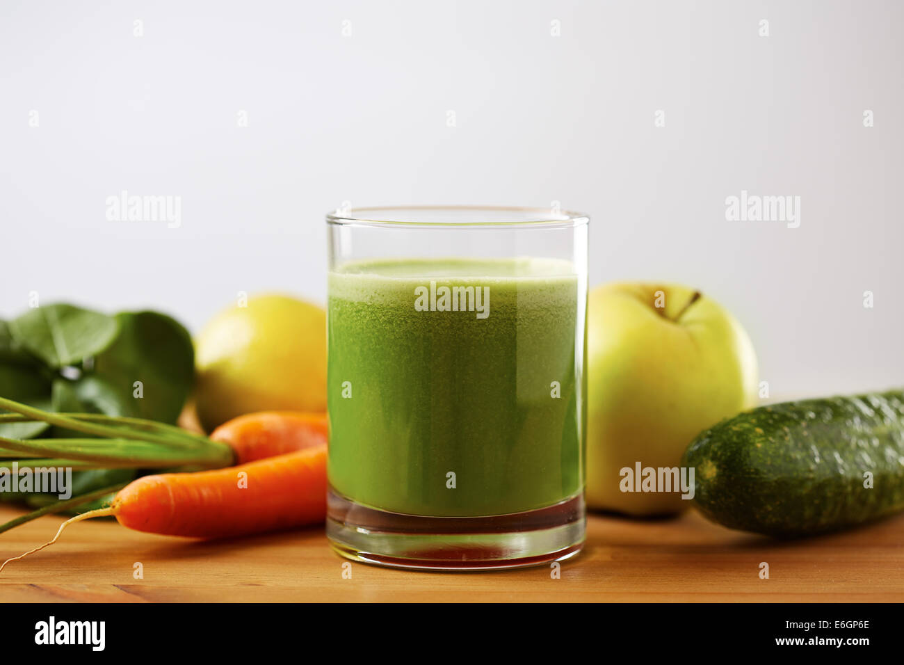 Vegano fatti in casa verde con succo di frutta e verdura Foto Stock