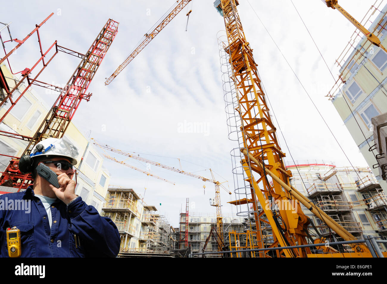 Costruzione di lavoratore all'interno di impianti di costruzione Foto Stock