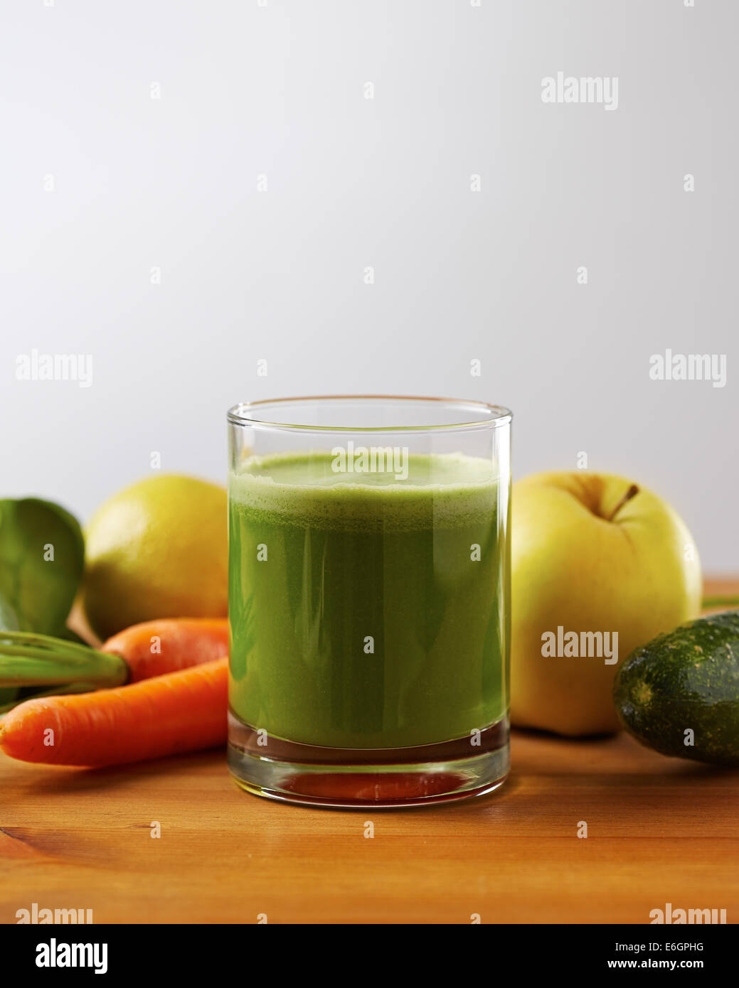 Vegano fatti in casa verde con succo di frutta e verdura Foto Stock