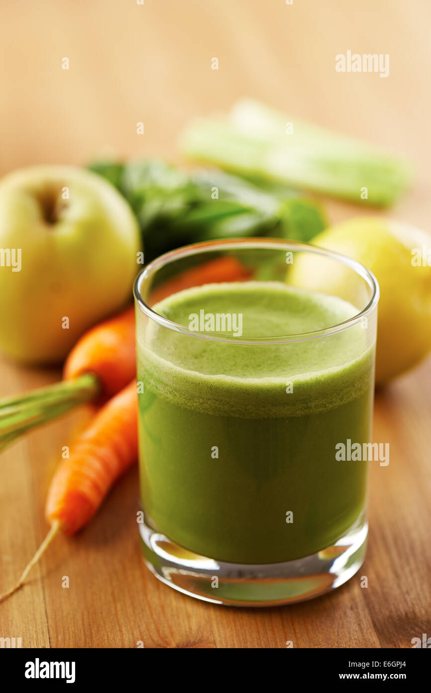 Vegano fatti in casa verde con succo di frutta e verdura Foto Stock