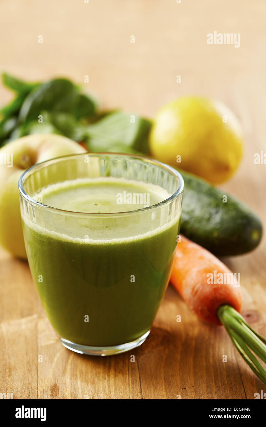 Vegano fatti in casa verde con succo di frutta e verdura Foto Stock
