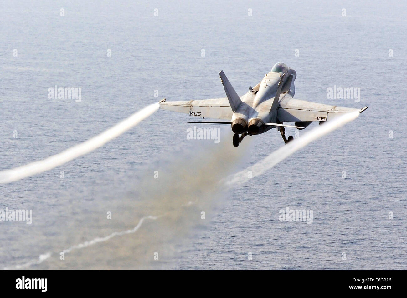 Un US Navy F/A-18F Super Hornet fighter aircraft decolla dal ponte di volo della portaerei USS George H.W. Bush su una missione per sostenere l'esercito iracheno il 16 agosto 2014. Il presidente Obama autorizzato incursioni aeree mirate a proteggere il personale degli Stati Uniti dagli estremisti noto come lo stato islamico in Iraq e il levante. Foto Stock