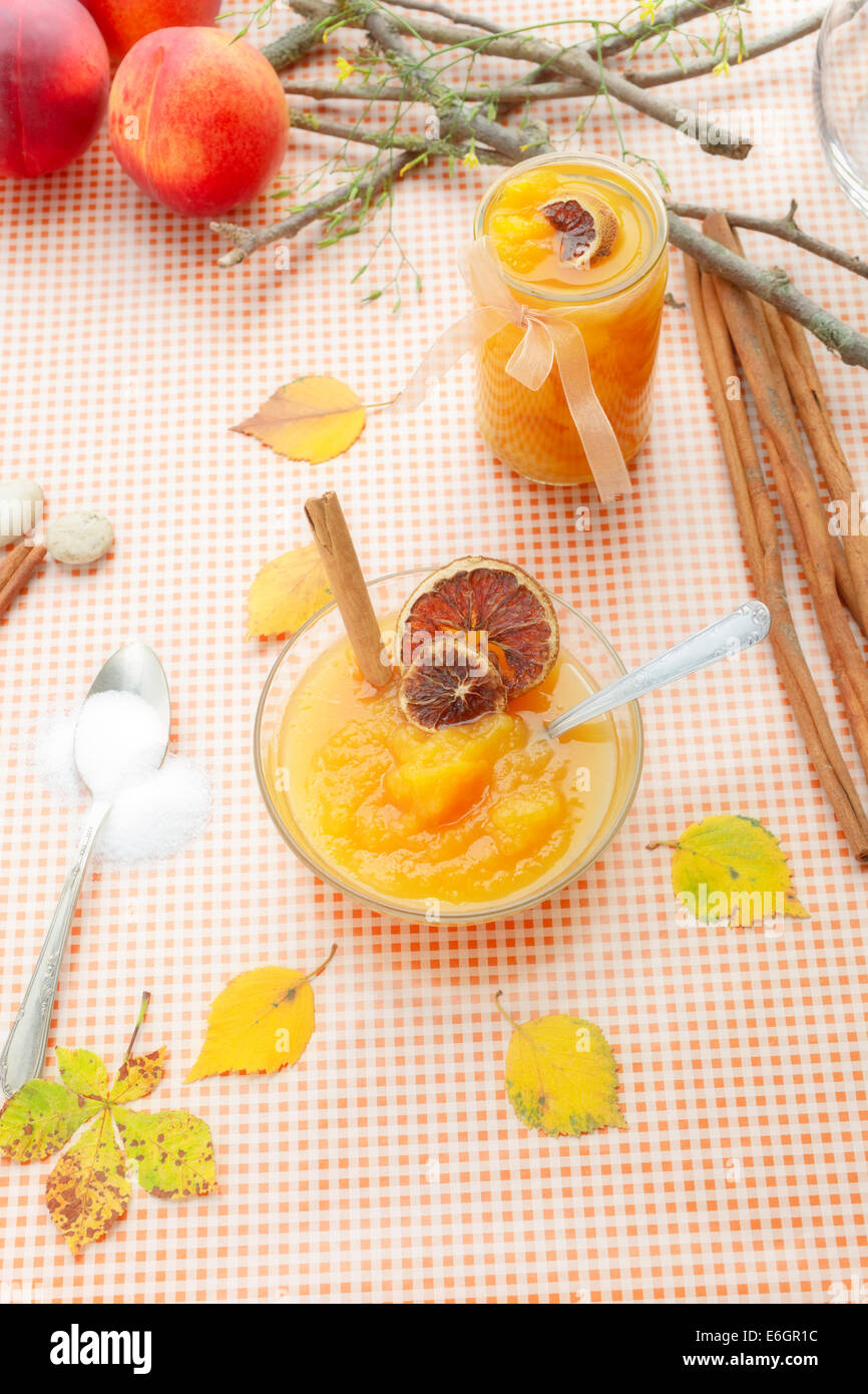 Un vaso di vetro di un fresco marmellata di zucca Foto Stock