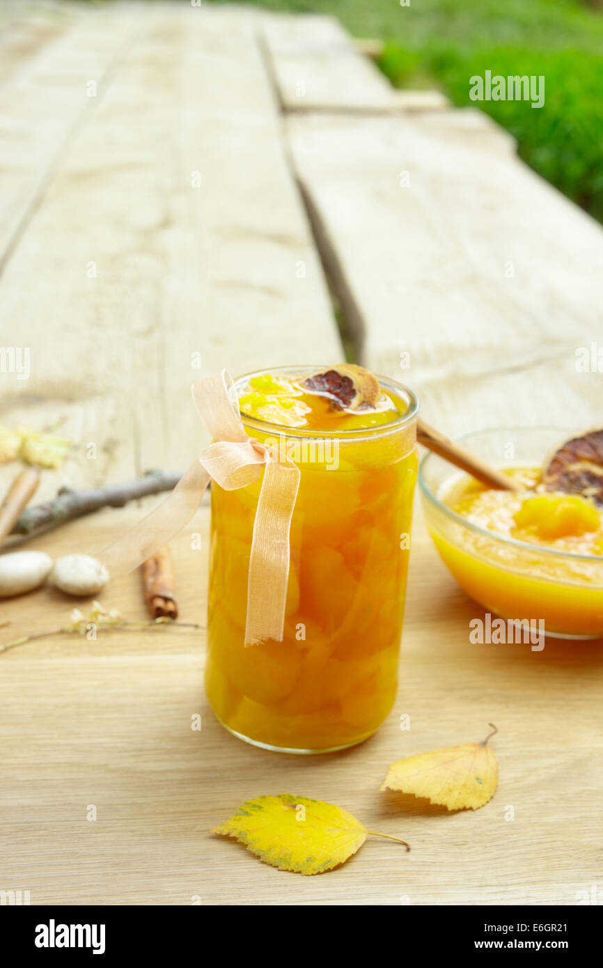 Pesche in scatola in un barattolo di vetro. Foto Stock