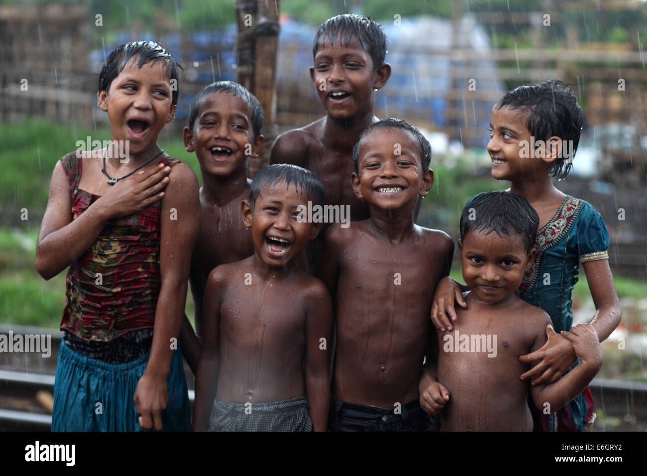 Dacca in Bangladesh. 23 Ago, 2014. Baraccopoli bambini godendo la pioggia a Dhaka.Dacca è la seconda più vulnerabili alla città di gravi inondazioni tra nove città costiere globalmente e rimarrà tale fino al 2100 a meno che le misure volte a contrastare la minaccia sono presi, uno studio internazionale suggerisce di credito: Zakir Hossain Chowdhury/ZUMA filo/Alamy Live News Foto Stock