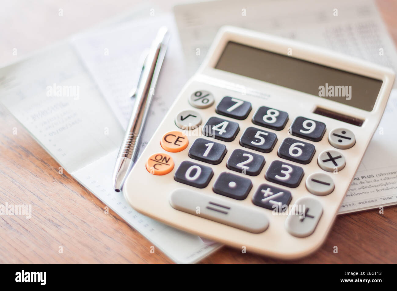 Calcolatrice e penna su conto bancario libretto, stock photo Foto Stock