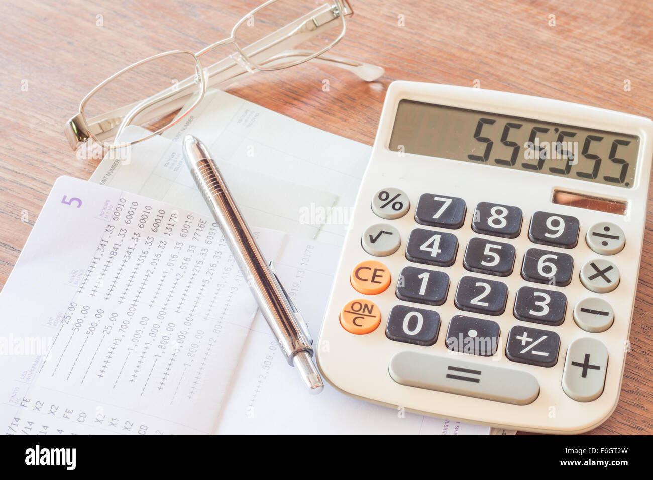 Calcolatrice, penna e occhiali con conto bancario libretto, stock photo Foto Stock