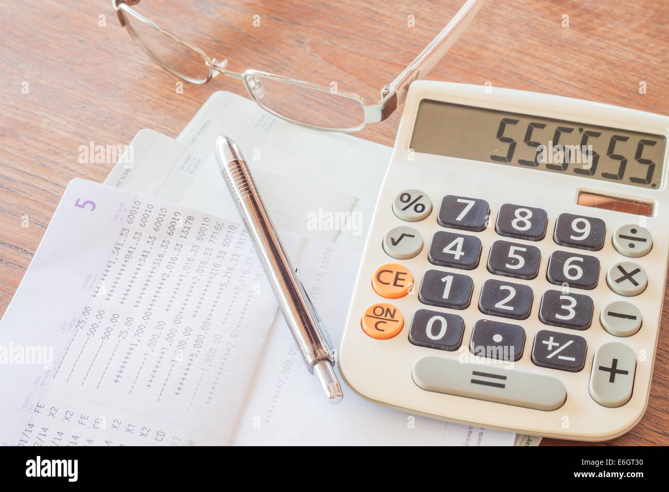 Calcolatrice, penna e occhiali sul conto bancario libretto, stock photo Foto Stock