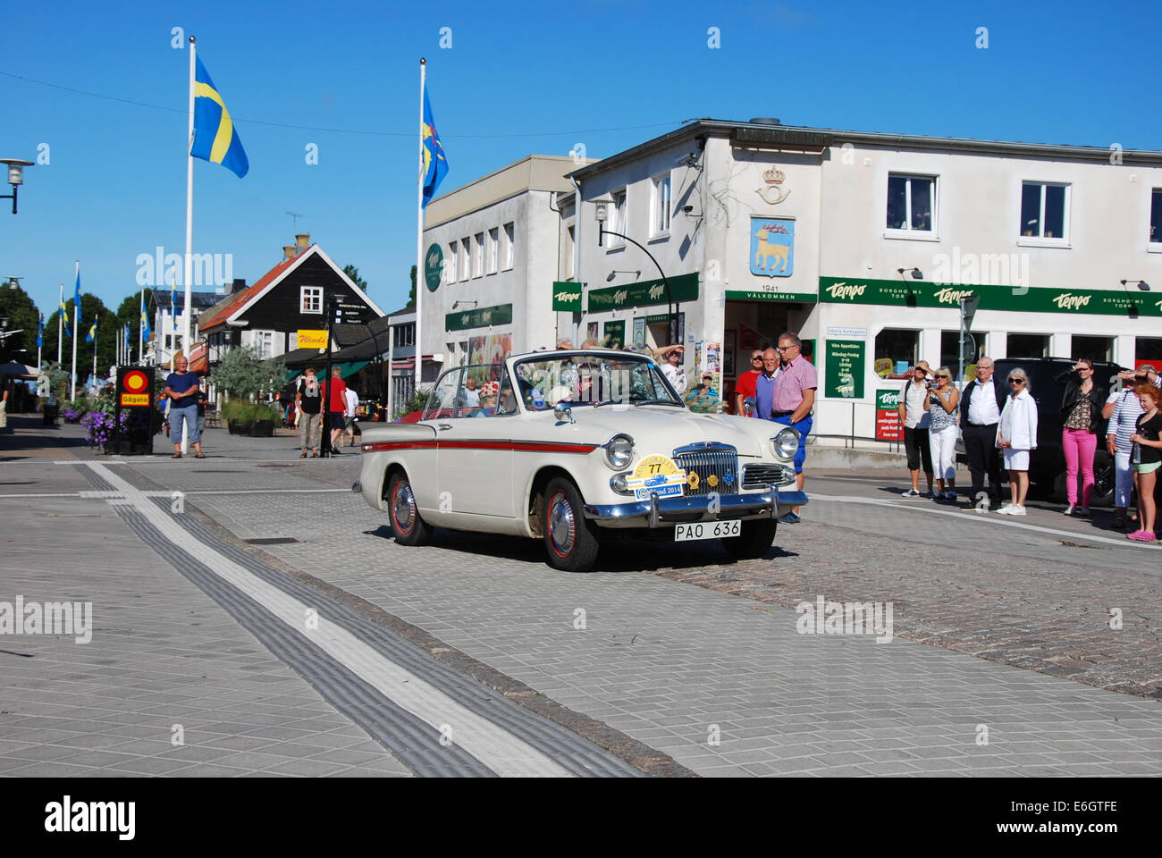 Sunbeam Rapier DHC (1960) in auto oldtimer rally nella città Borgholm in Svezia Foto Stock
