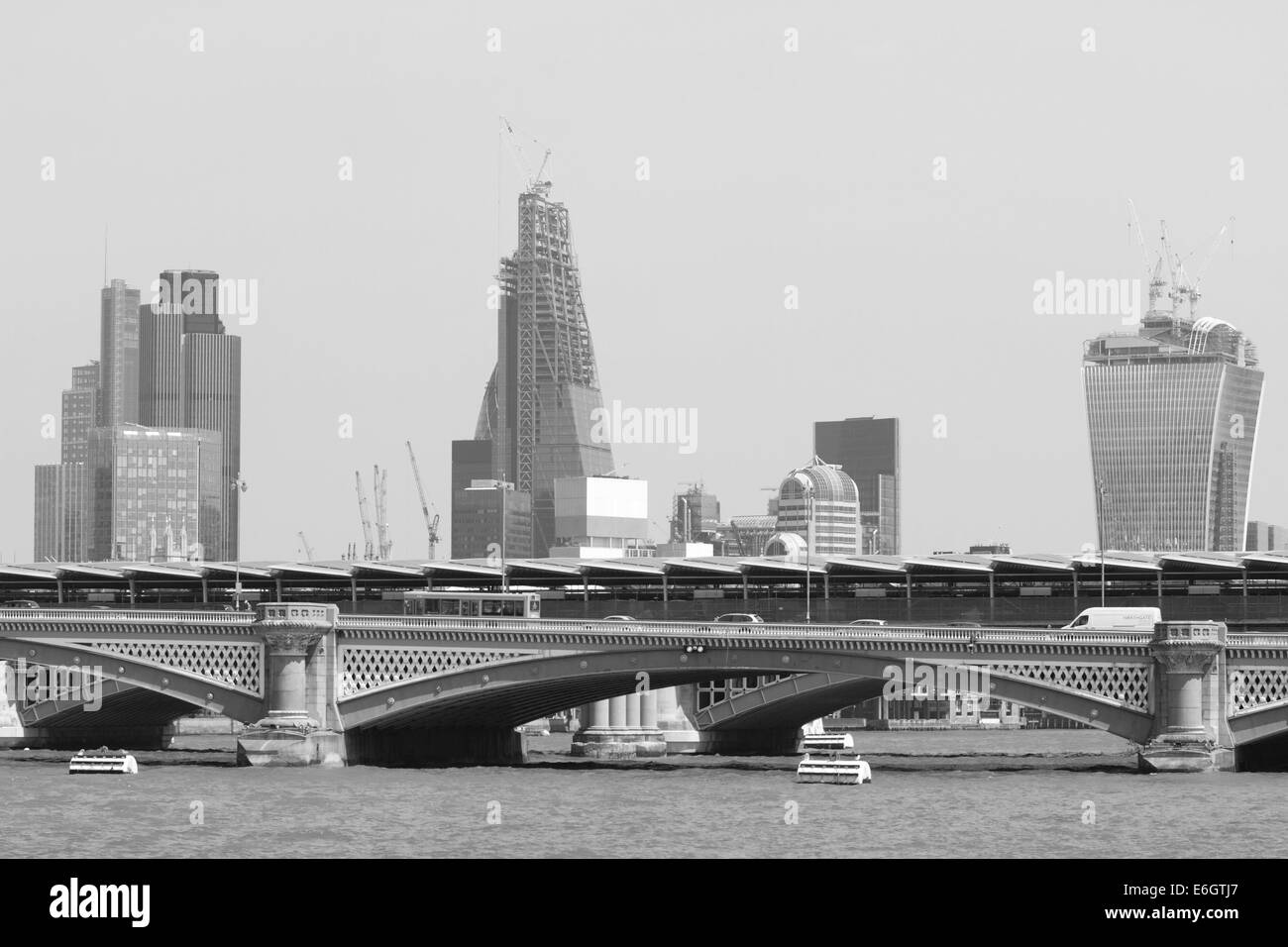 Immagine in bianco e nero di Londra lo skyline di come si vede dalla banca del sud. Foto Stock