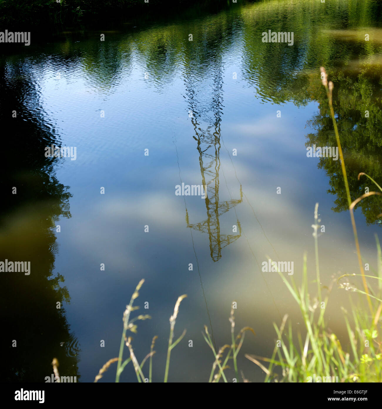 Pilone riflesso in un fiume. La Francia. Europa Foto Stock