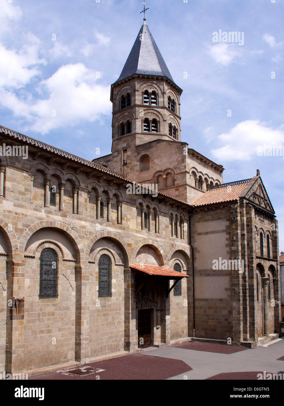 La cattedrale di Notre Dame du Port. Chiesa romanica. Clermont Ferrand. Auvergne. Francia Foto Stock