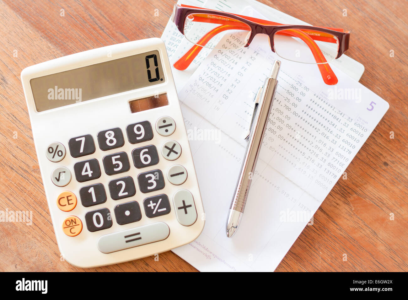 Vista superiore della calcolatrice, penna, occhiali e conto bancario libretto, stock photo Foto Stock