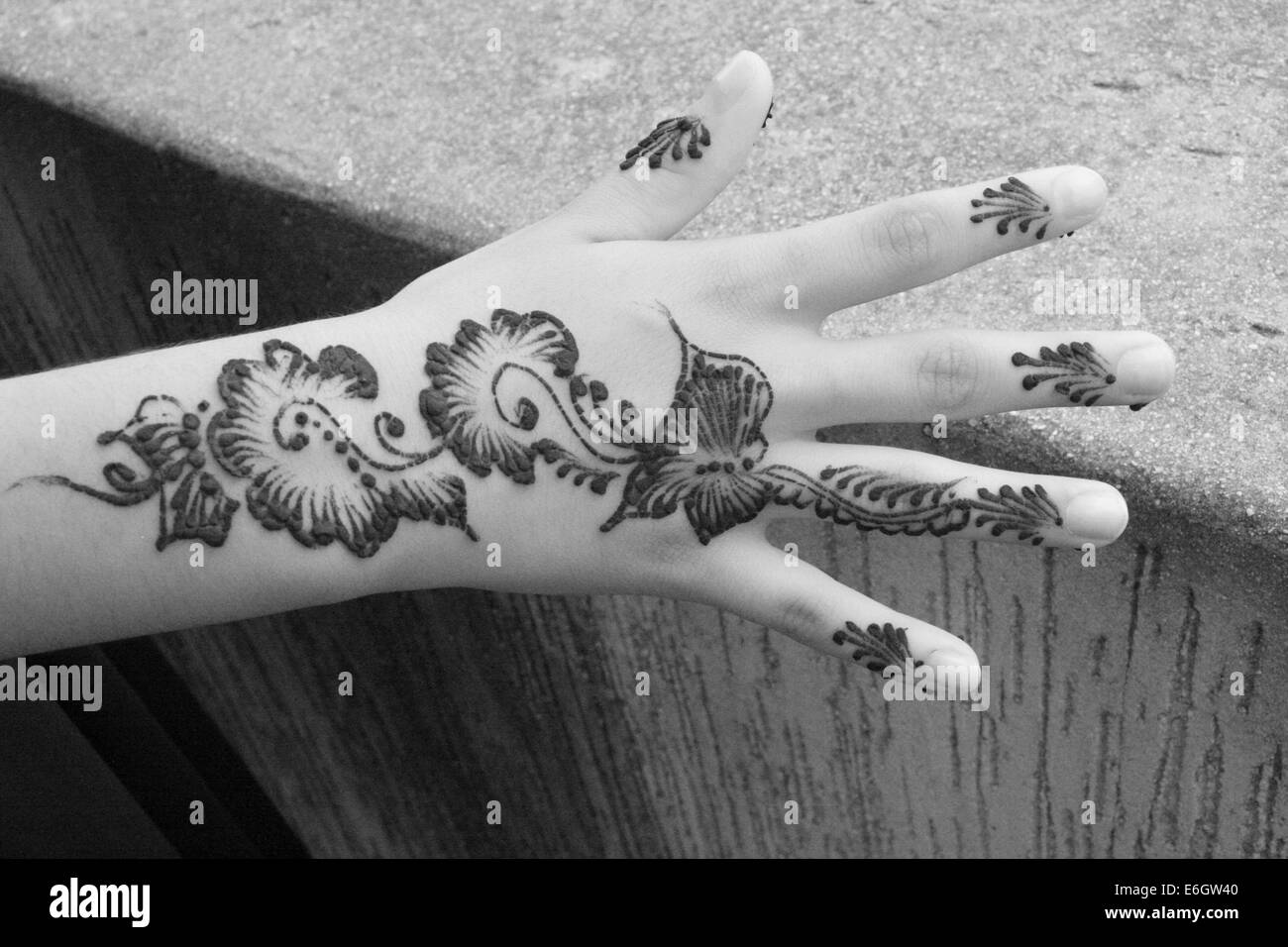 Henna dipinta a mano su un bambino la mano Foto Stock