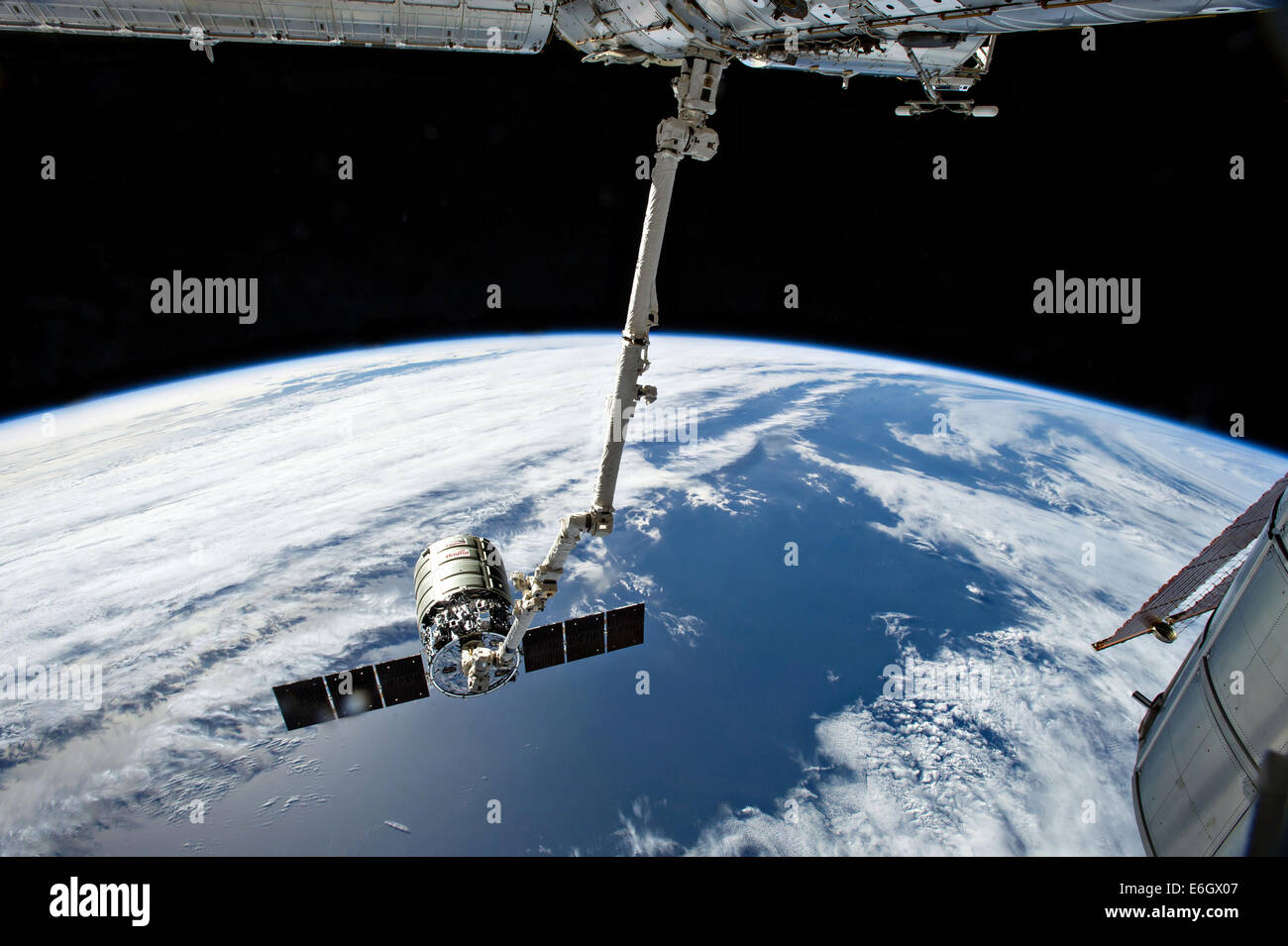 La Stazione Spaziale Internazionale il Canadarm 2 si appresta a rilasciare la Orbital Sciences Corporation commerciale cargo craft Cygnus dopo un mese fissato per l'avamposto orbitale 15 Agosto 2014 in orbita intorno alla terra. Foto Stock