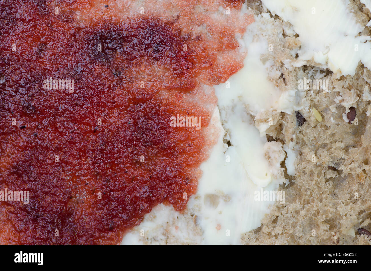 Chiudere fino al pane con burro e marmellata Foto Stock
