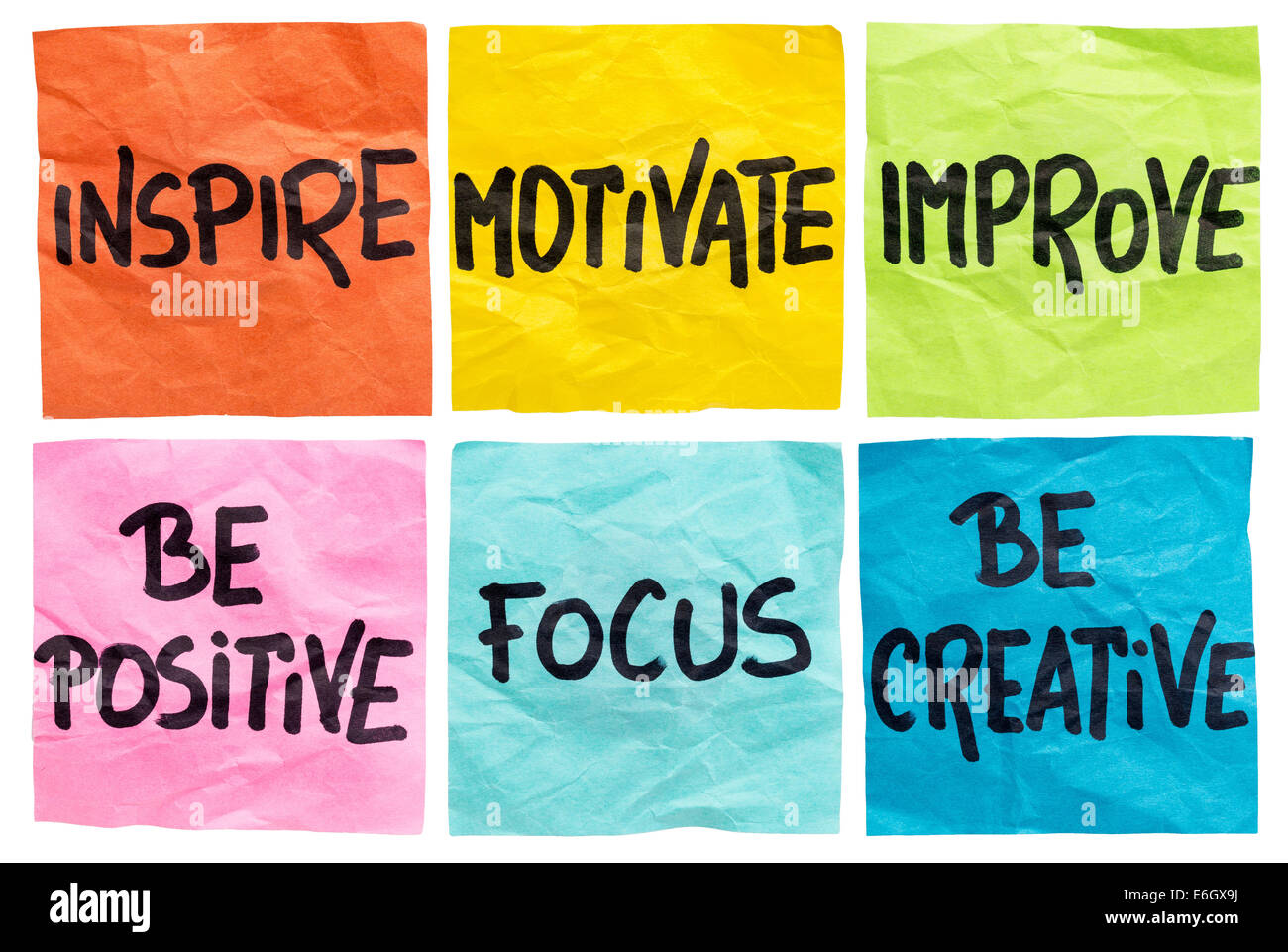 Ispirare, motivare, migliorare, essere positivo, focus, essere creativi - una serie di isolati accartocciata sticky notes con parole motivazionale Foto Stock