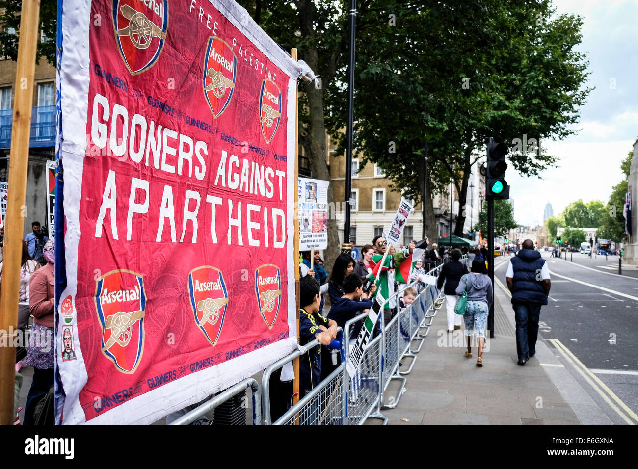 Londra, Regno Unito. 23 Agosto, 2014. Un arsenale banner di supporto del pro-palestinese protesta al di fuori di Downing street. Credito: Gordon Scammell/Alamy Live News Foto Stock