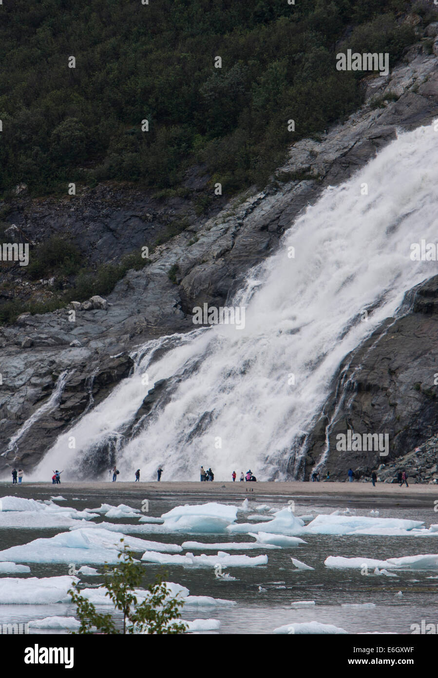 Nugget Falls, noto anche come Nugget Creek Falls o Mendenhall Glacier Falls, è una cascata a valle del nocciolo ghiacciaio, nea Foto Stock