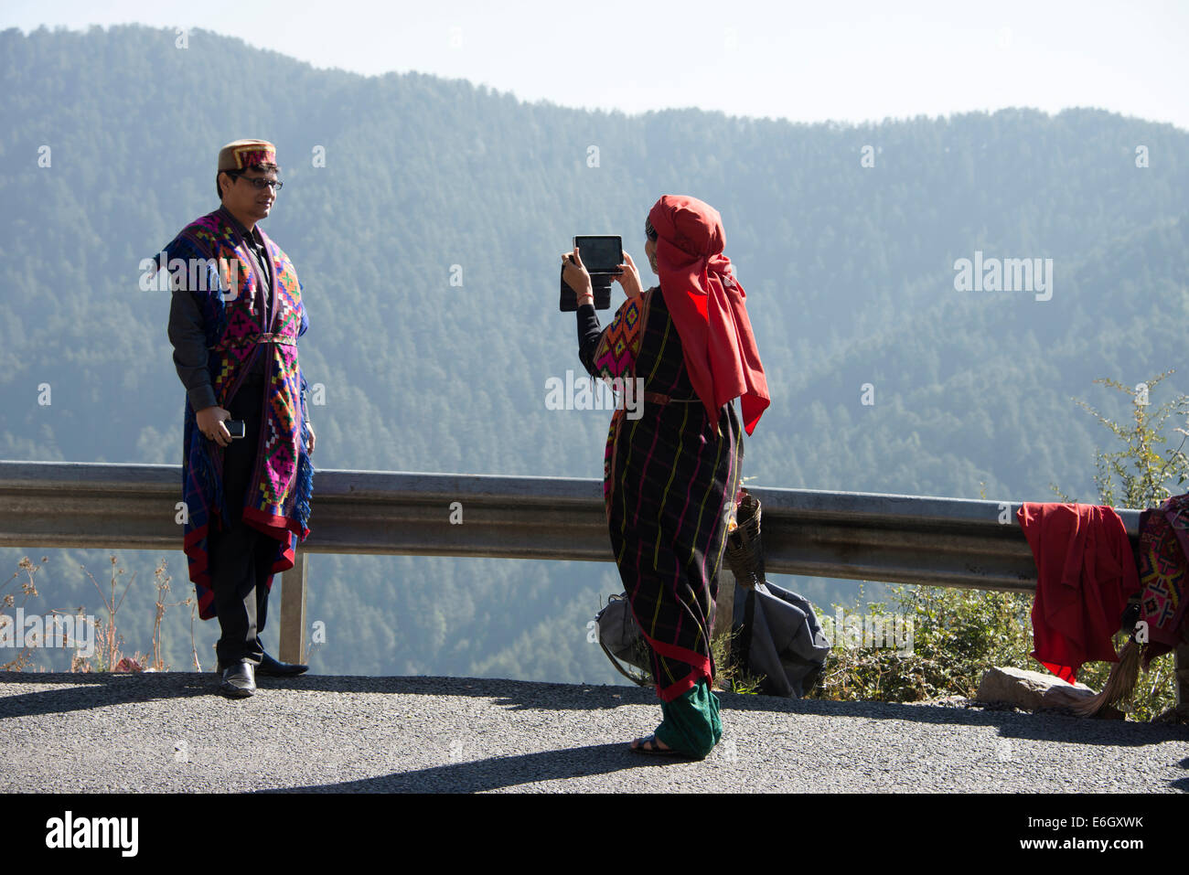 Una giovane coppia vestita con il loro costume tradizionale di Kinnaur a Kinnar, terra delle mele e degli dei nella valle di Kinnaur. L'area è 23km a nord di Shimla Foto Stock