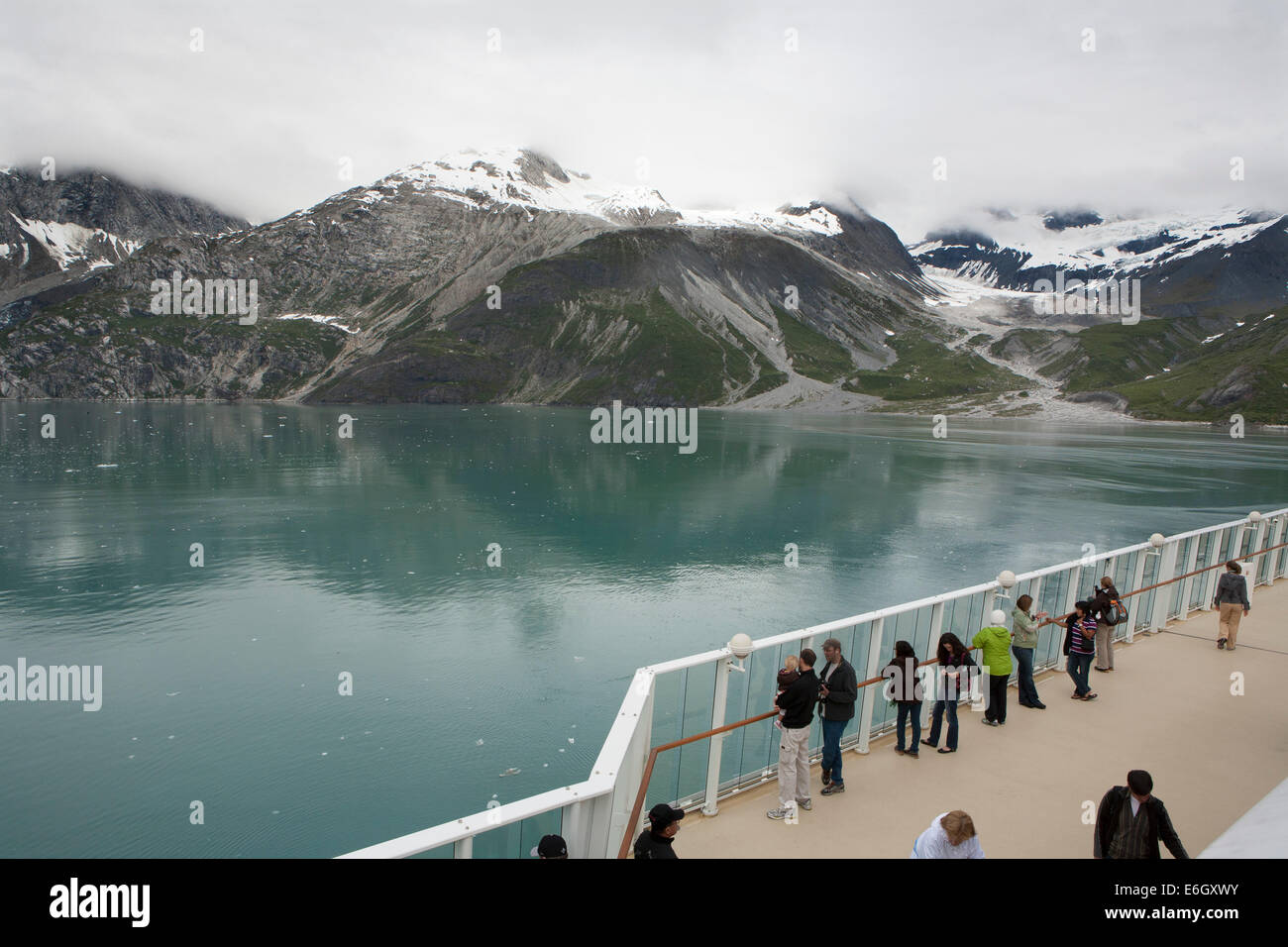 Grand Pacific Glacier, a destra nel parco nazionale e Riserva di Glacier Bay in Alaska, visto dal norvegese Perla, una nave da crociera Foto Stock