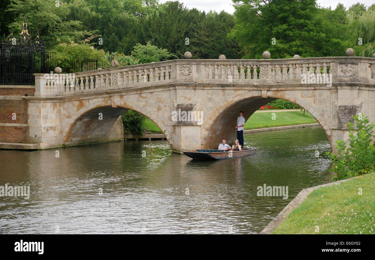 Vita del Collegio - sterline sul fiume Cam vicino all'Università di Cambridge, Cambridge Inghilterra England Foto Stock