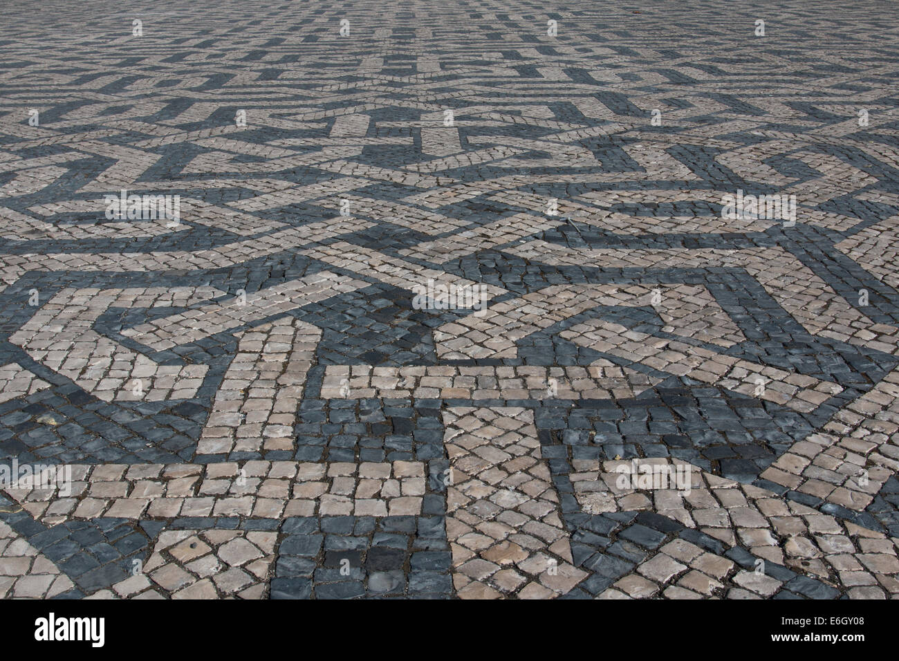 Tipico pavimento in pietra di Lisbona, dettaglio di un tipico piano con forme e disegni, arte del Portogallo, turismo Foto Stock