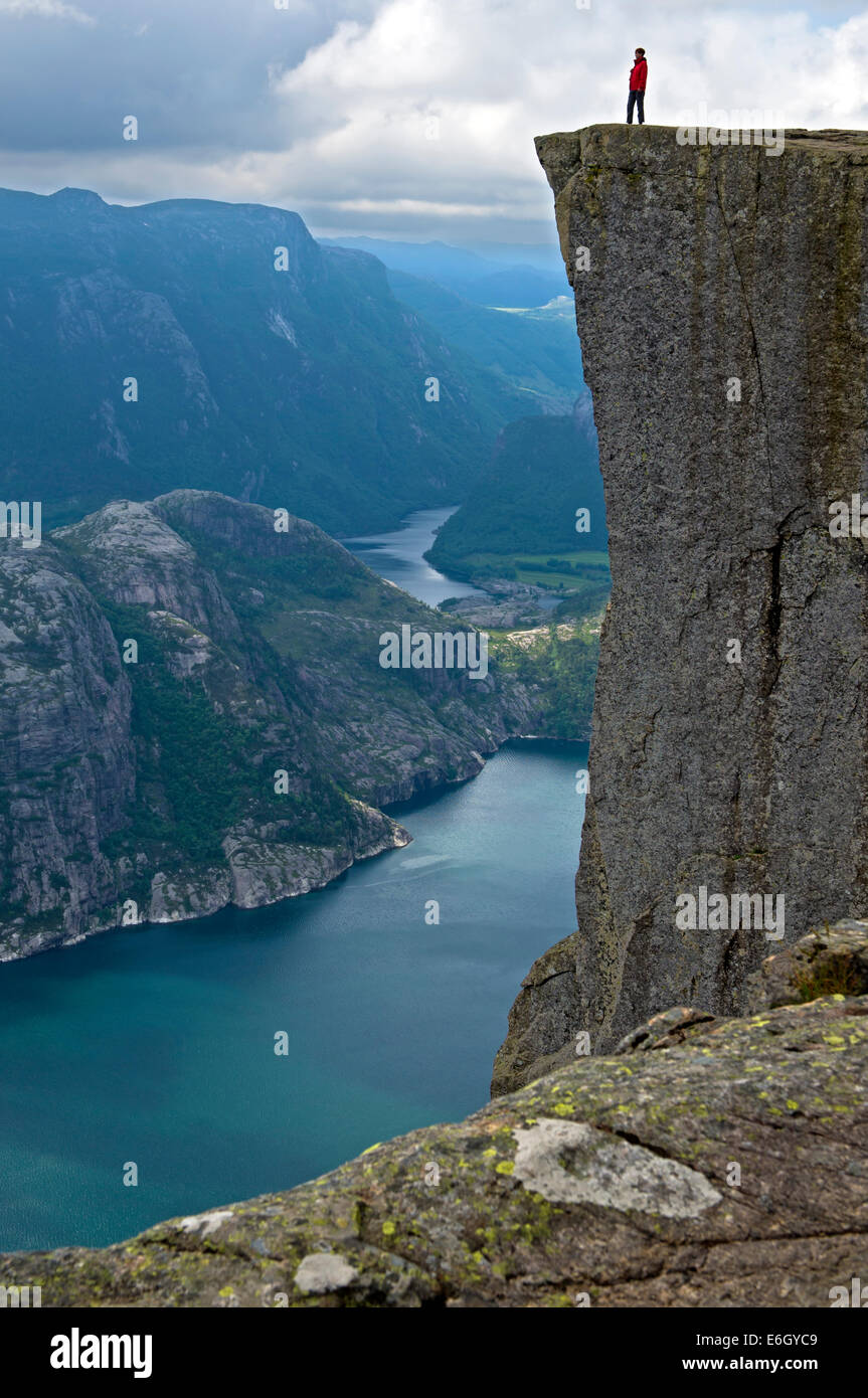 Visitatore sul Prekestolen, pulpito Rock, al Lysefjord, Rogaland provincia, Norvegia Foto Stock